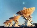 Изображение к новости Антенны радиотелескопа ALMA теперь есть и в чилийской пустыне