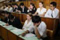 Изображение к новости Выпускники школ Казахстана с 2014г смогут выбирать: сдавать тест или письменный экзамен